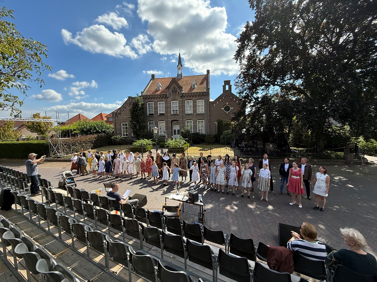 Dorpsgeheimen 100 jaar