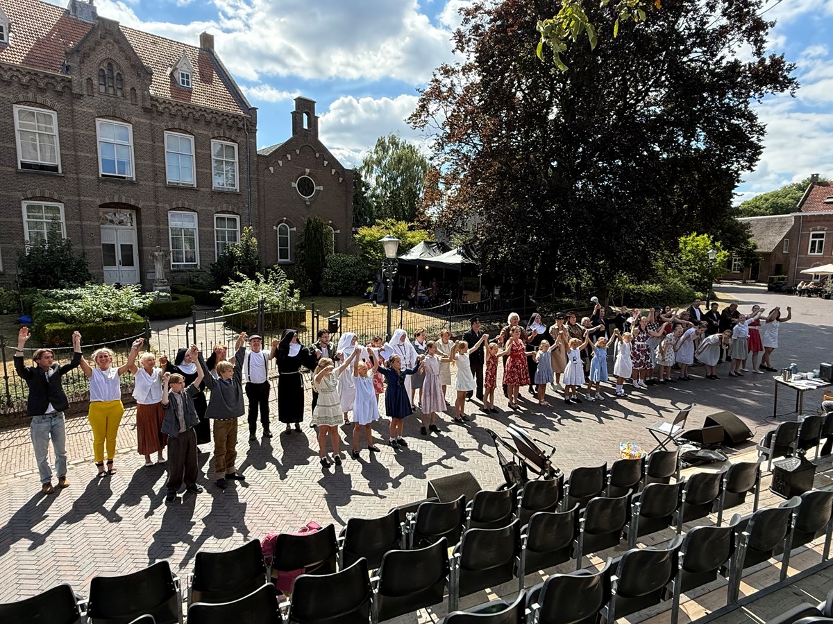 Dorpsgeheimen 100 jaar